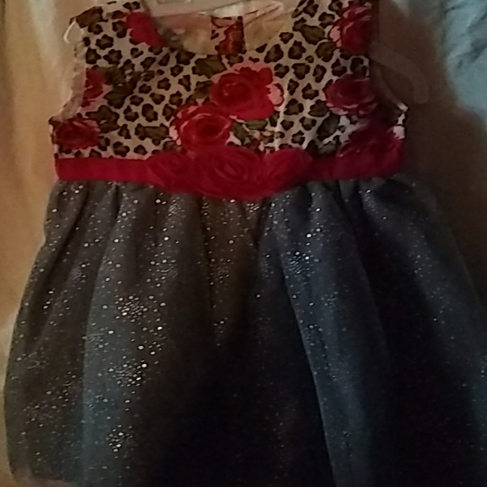Es un vestido de niña talla 4T